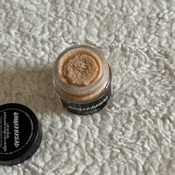 Lush Gingerbread Exfoliating Lip Scrub - Picture 2 of 9